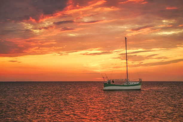 夕阳下的海上轮船