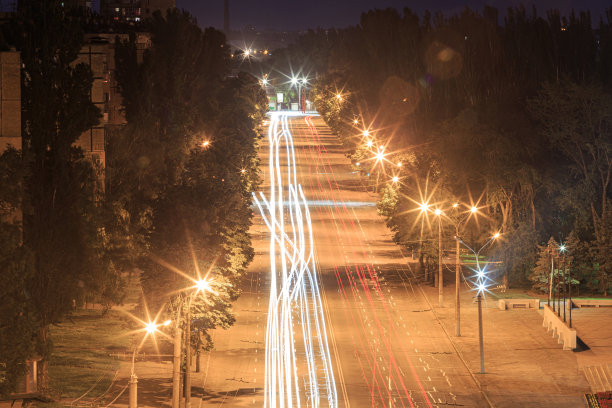 城市黄昏公路路灯