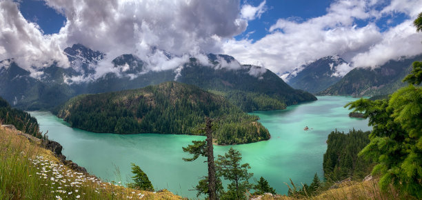 美丽湖泊山峰森林风景图片