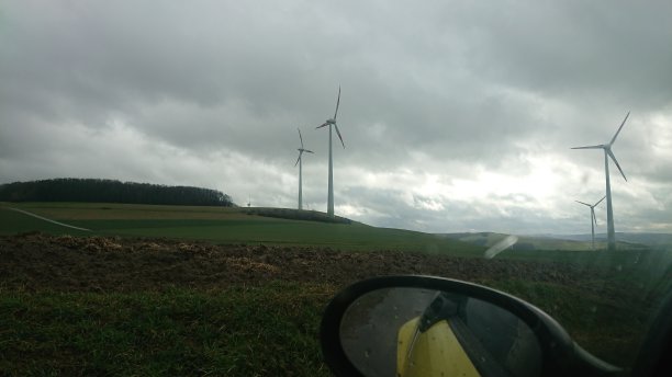 山丘上的风力发电