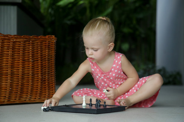 下国际象棋的孩子