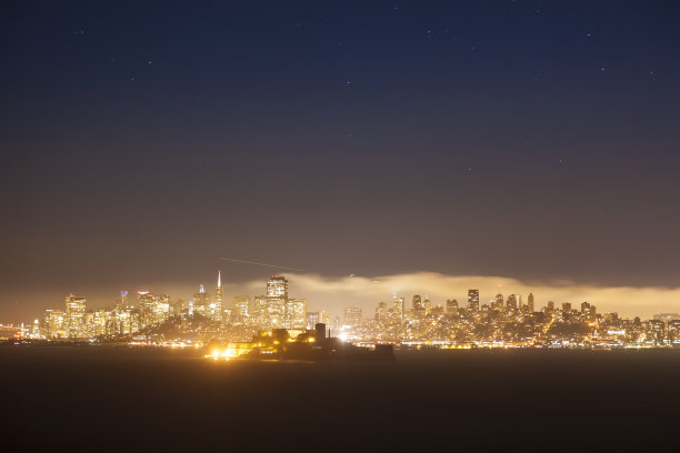 夜色下的小镇风景