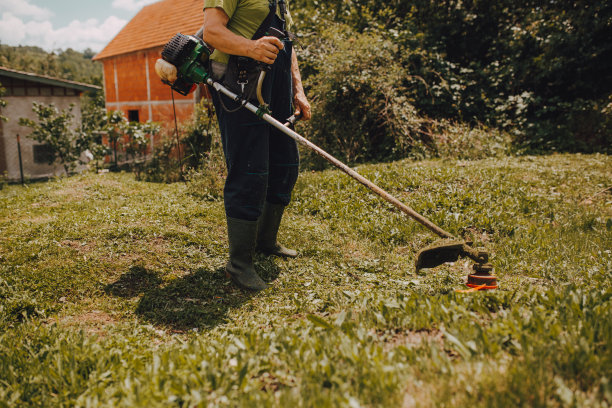 园林工人在修剪草坪