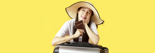 拿着草帽和袋子的年轻亚洲女旅行者的肖像。