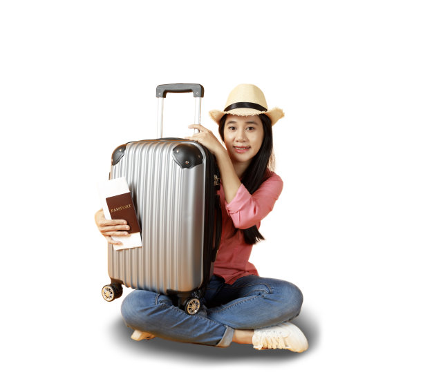 拿着草帽和袋子的年轻亚洲女旅行者的肖像。
