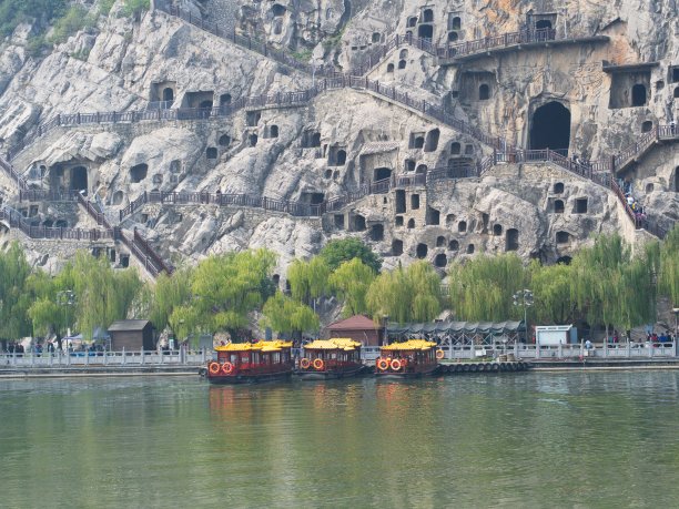 洛阳龙门石窟全景图