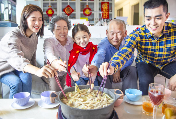 小女孩和爷爷过新年