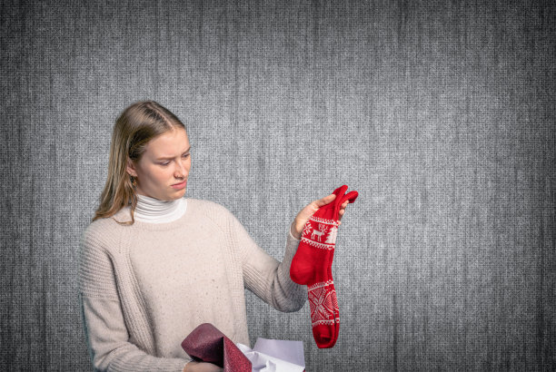 惊讶的女人打开圣诞礼物