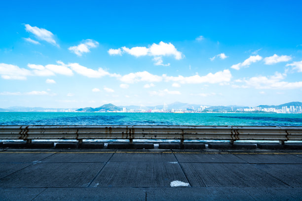 海高楼大厦和地砖路面