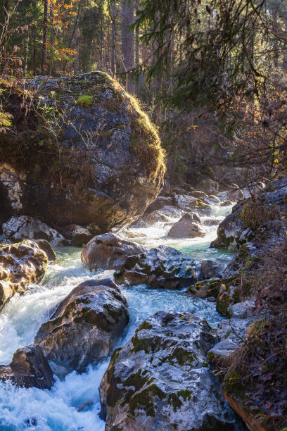 河道溪流大石头