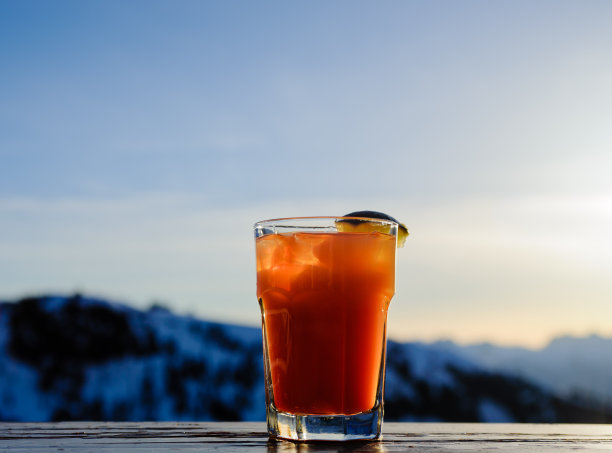 雪山饮酒