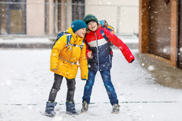 幼儿园校园雪景