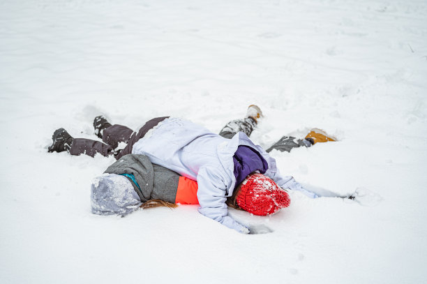 雪地里玩耍的两个孩童