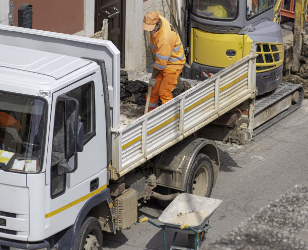 街头安装路牌的建筑工人