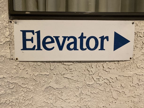 电梯门广告设计