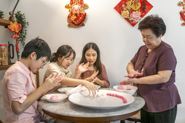 小女孩过年包饺子