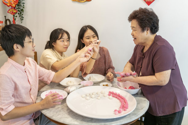 小女孩过年包饺子