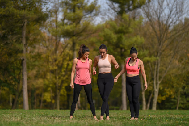 在公园里练习瑜伽的三个女人