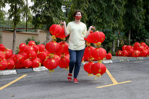 漂亮女人拿着红色灯笼