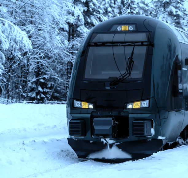雪地里行驶的火车