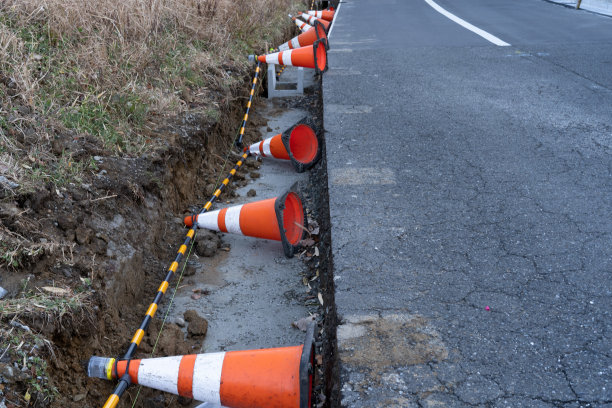 街头安装路牌的建筑工人