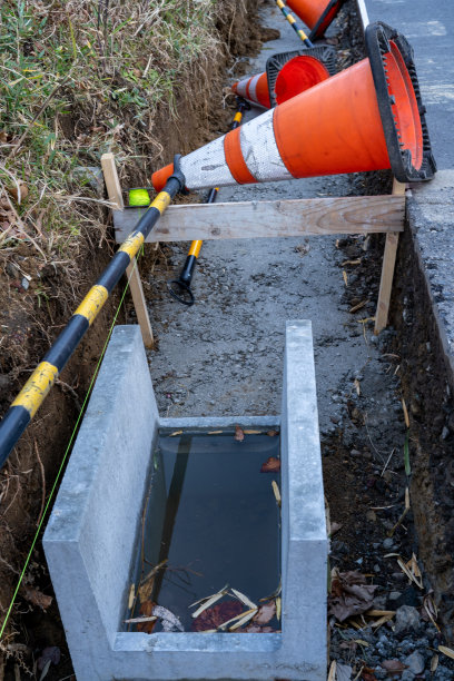 街头安装路牌的建筑工人