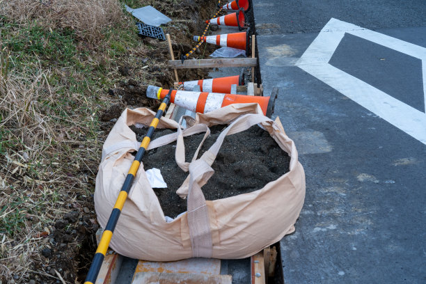 街头安装路牌的建筑工人