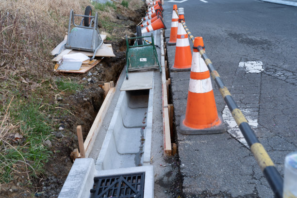 街头安装路牌的建筑工人