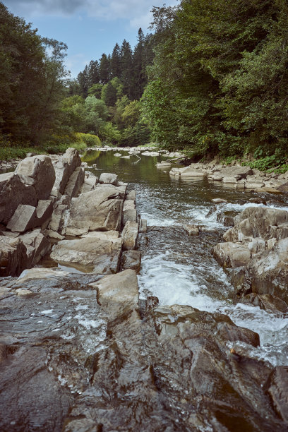 河道溪流大石头