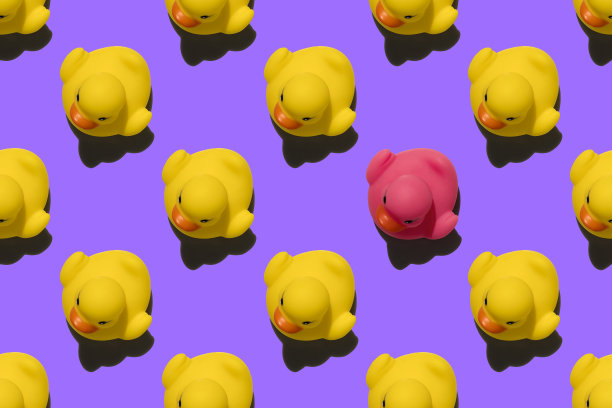 粉红色的；紫色的橡胶鸭和黄色的鸭子