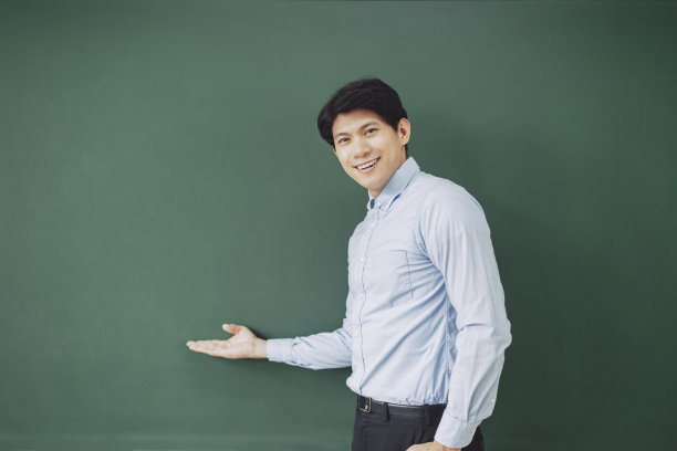 站在黑板前的老师