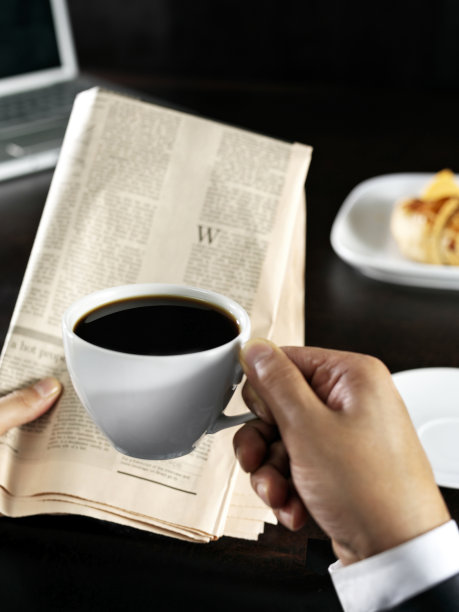 黑咖啡和报纸特写