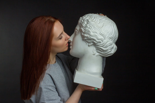 接吻白色雕塑
