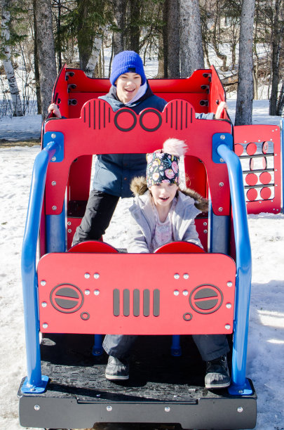 创意玩具车上玩耍的2个儿童