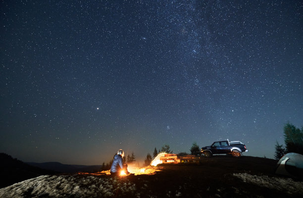 星空下的越野车