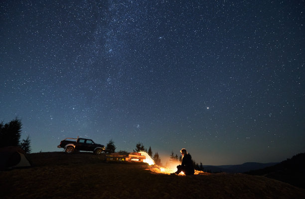 星空下的越野车