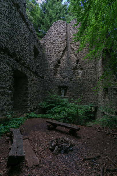 森林里的城堡