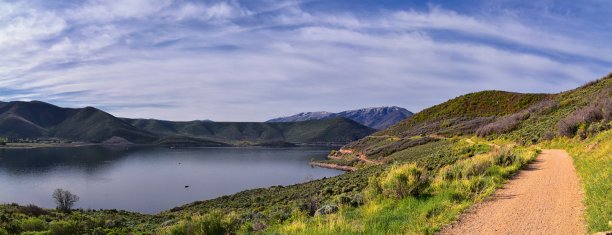 山峰湖水河流小溪鹿