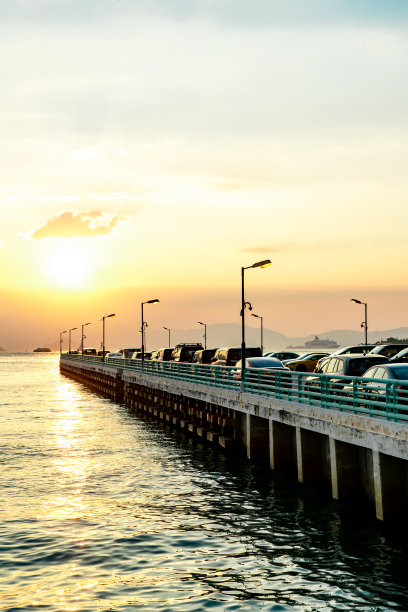 海高楼大厦和地砖路面