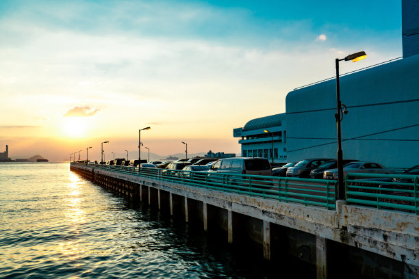 海高楼大厦和地砖路面