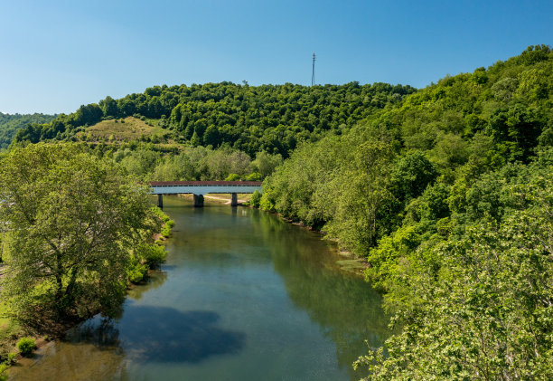 山间河流廊桥