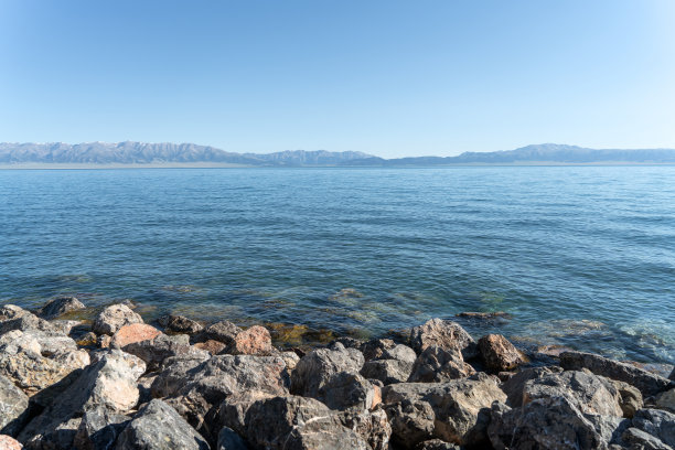 夏天新疆赛里木湖的自然风景