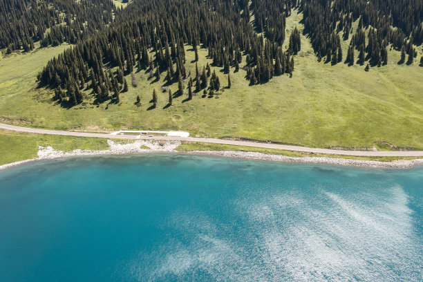 夏天新疆赛里木湖的自然风景