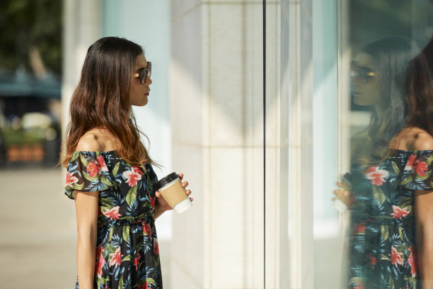 女装专卖店橱窗女式夏装