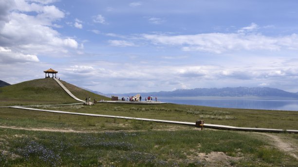 夏天新疆赛里木湖的自然风景