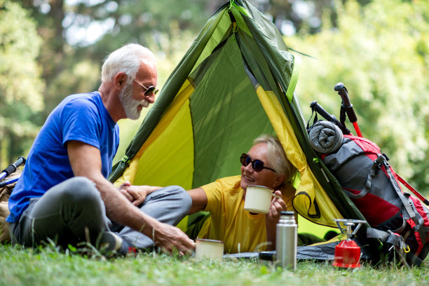 老年夫妻在露营地喝茶聊天
