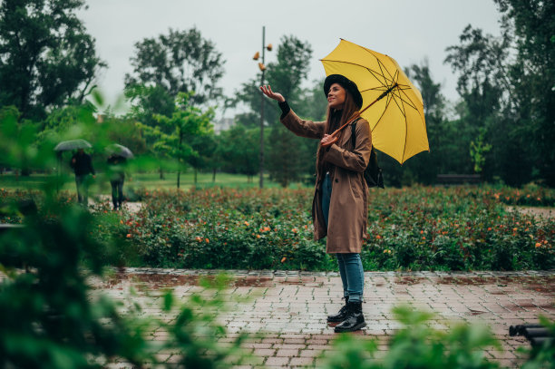 商务办公科技人物雨中打伞