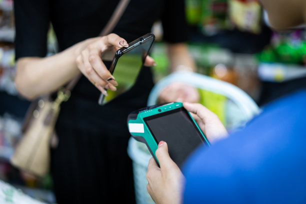 在超市购物使用手机的女人