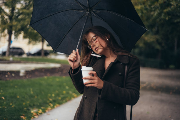 商务办公科技人物雨中打伞