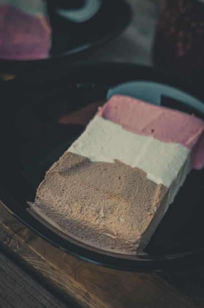 三色巧克力冰淇淋